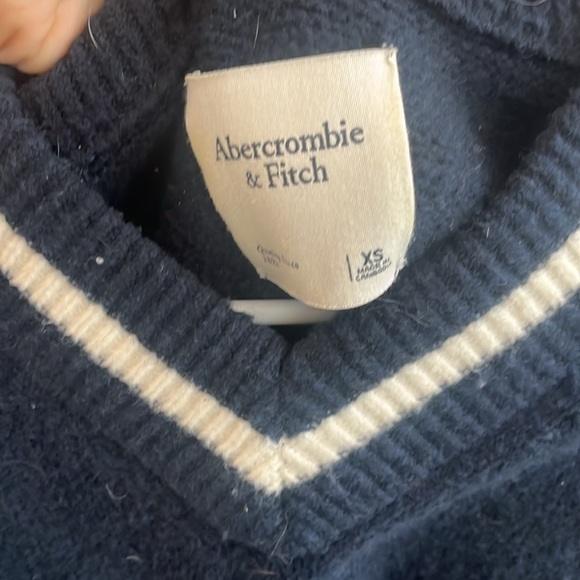 Abercrombie & Fitch V Neck Varsity sweater - Picture 3 of 4